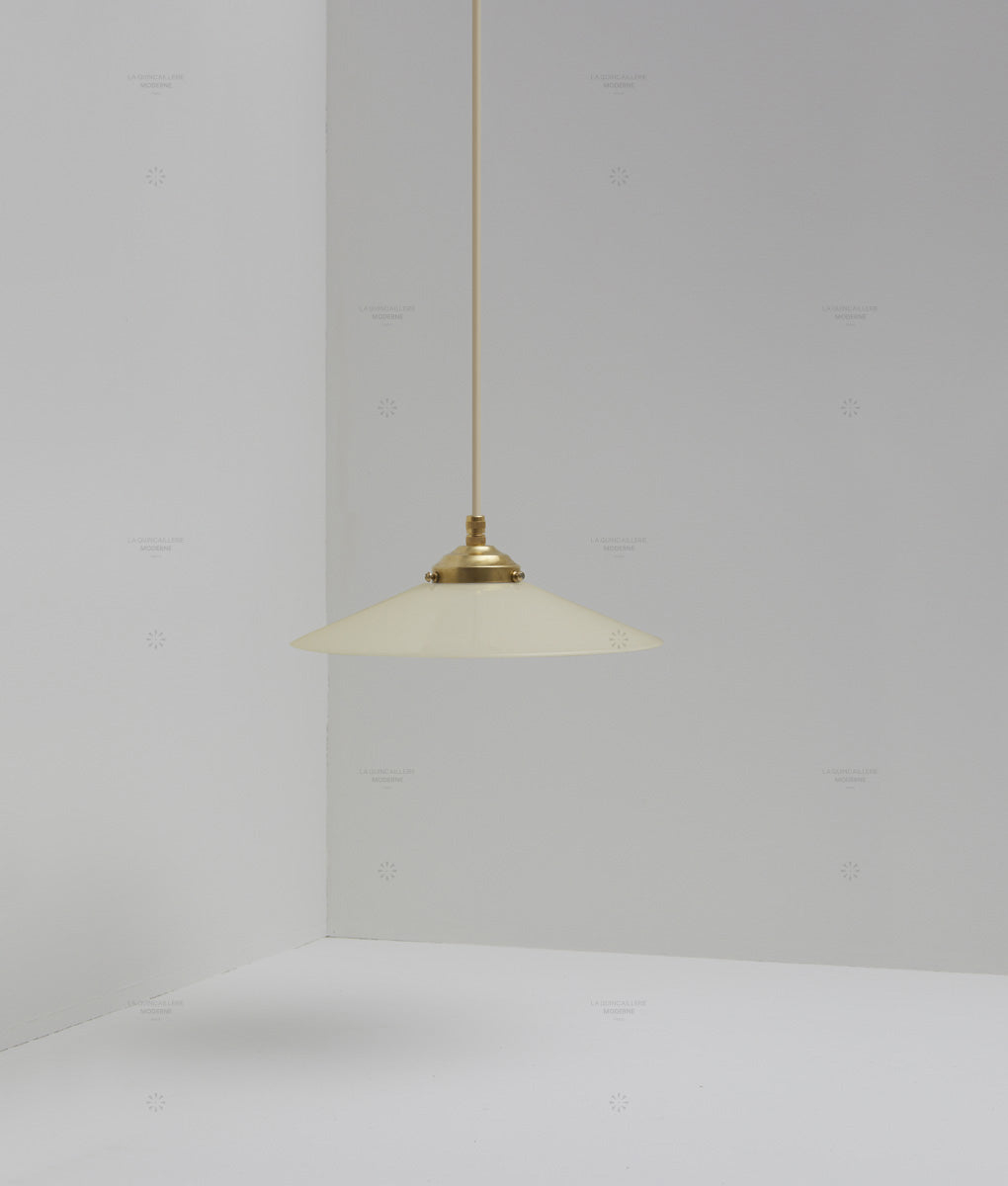 Suspension "Évasé" en opaline satinée crème, avec griffe de fixation en laiton, petit modèle, câble crème - La Quincaillerie moderne