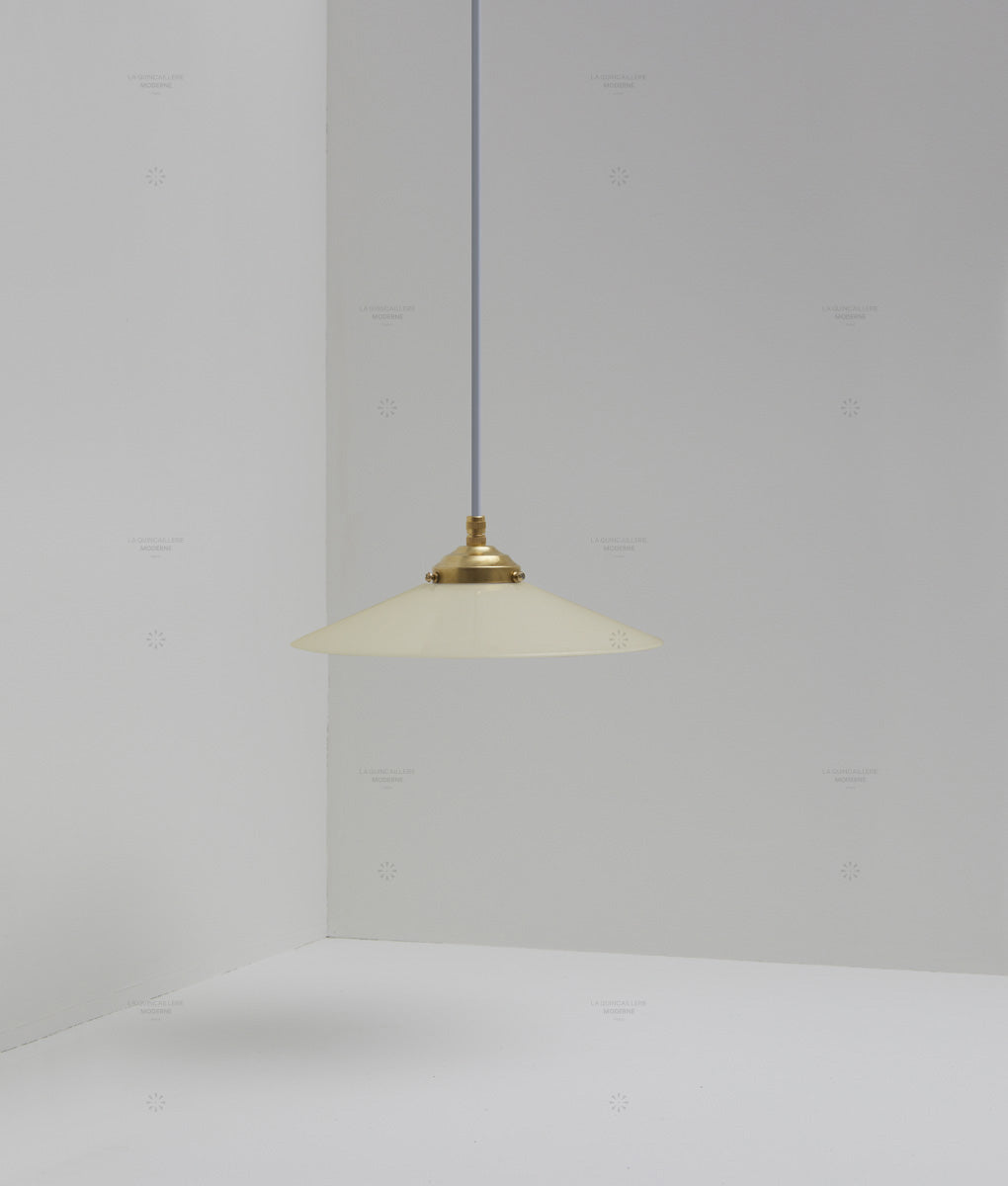 Suspension "Évasé" en opaline satinée crème, avec griffe de fixation en laiton, petit modèle, câble bleu-gris - La Quincaillerie moderne