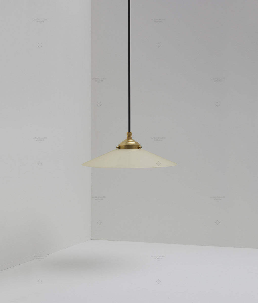 Suspension "Évasé" en opaline satinée crème, avec griffe de fixation en laiton, petit modèle, câble noir - La Quincaillerie moderne