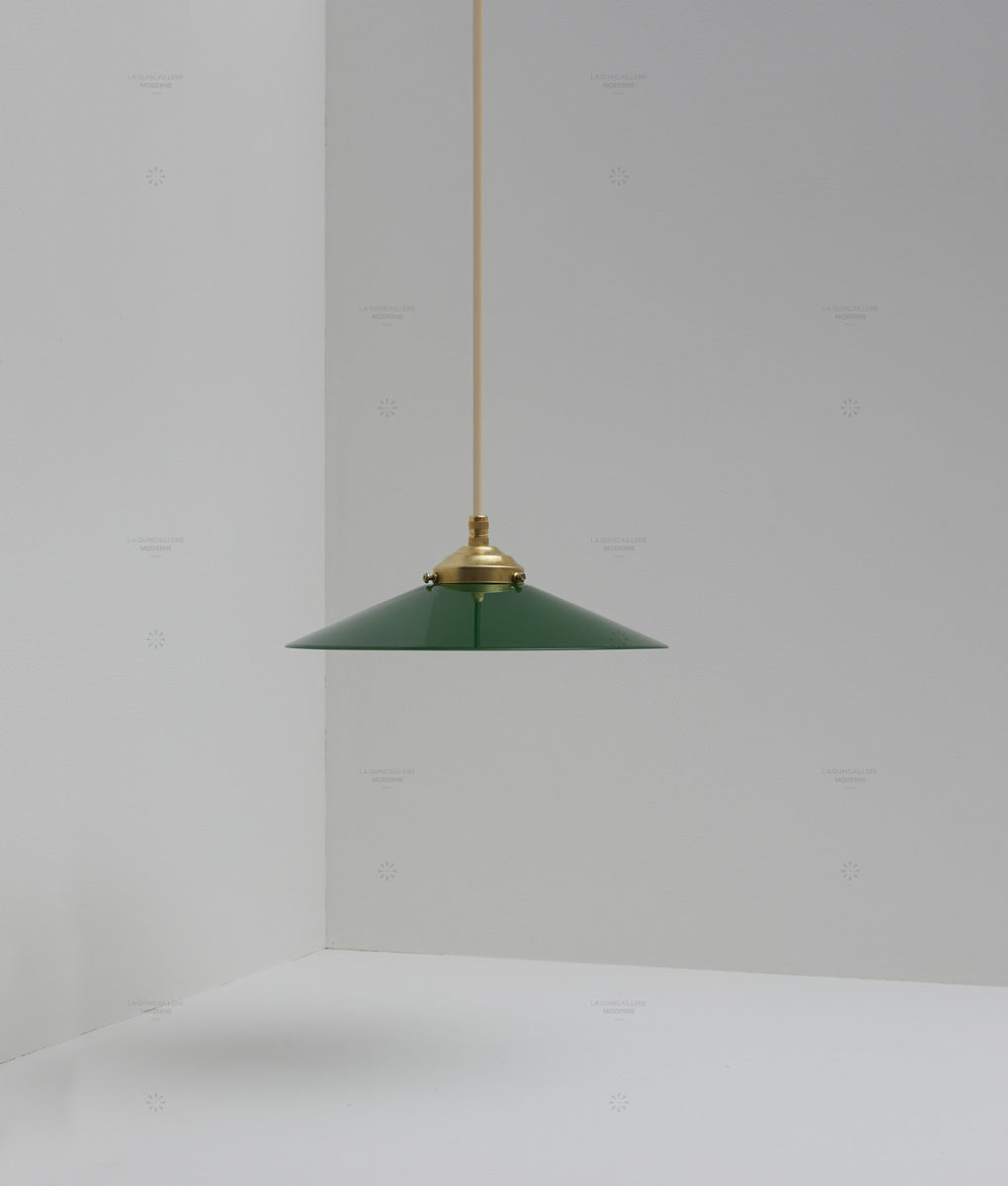 Suspension "Évasé" en opaline verte satinée, avec griffe de fixation en laiton, câble crème - La Quincaillerie moderne