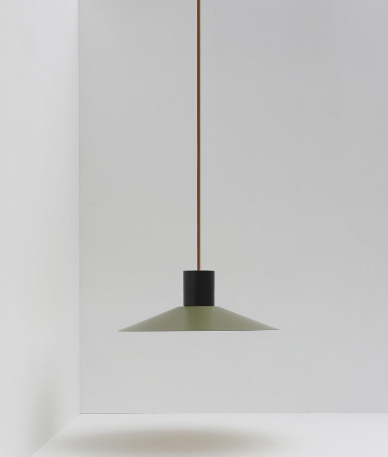 Suspension évasée "Belle de nuit", petit modèle, vert argile et noir, câble marron - La Quincaillerie moderne