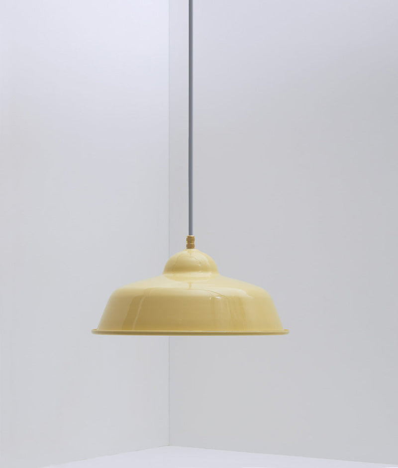 Suspension "Rétro", modèle II, abat-jour jaune pâle en métal émaillé
