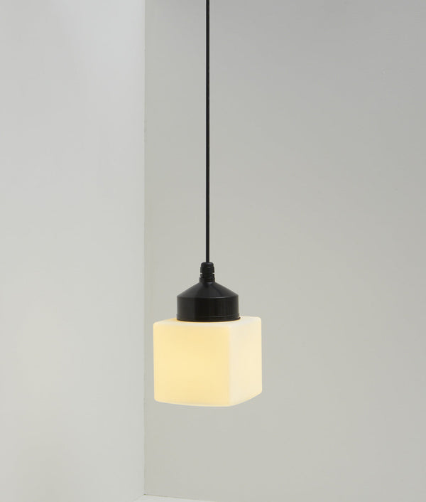 La Quincaillerie moderne - Suspension "Bauhaus", noir opaline blanche