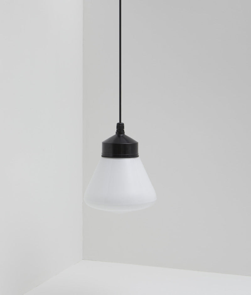 La Quincaillerie moderne - Suspension "Bauhaus", noir opaline blanche
