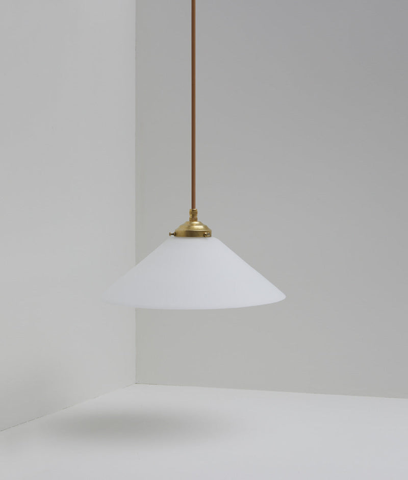 Suspension "Évasé" en opaline blanche mate, avec griffe de fixation en laiton, grand modèle, câble marron, La Quincaillerie moderne