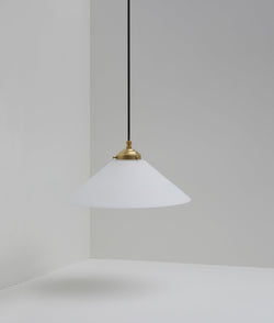 Suspension "Évasé" en opaline blanche mate, avec griffe de fixation en laiton, grand modèle, câble noir - La Quincaillerie moderne