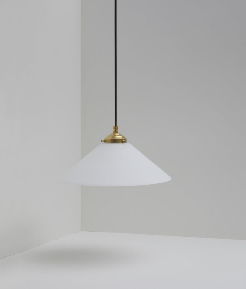 Suspension "Évasé" en opaline blanche mate, avec griffe de fixation en laiton, grand modèle, câble noir - La Quincaillerie moderne