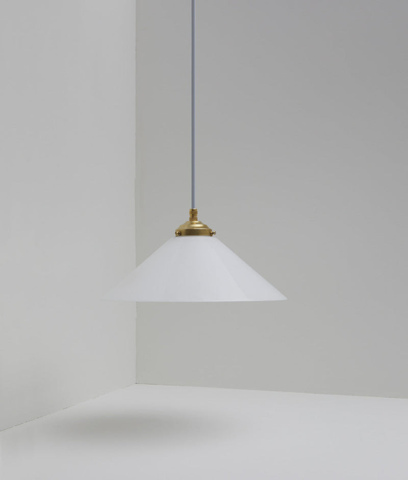 Suspension "Évasé" en opaline blanche satinée, avec griffe de fixation en laiton, grand modèle, câble gris-bleu - La Quincaillerie moderne