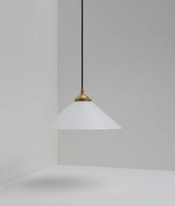 Suspension "Évasé" en opaline blanche satinée, avec griffe de fixation en laiton, grand modèle, câble noir - La Quincaillerie moderne