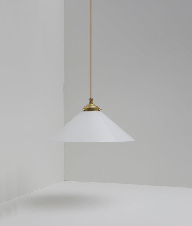 Suspension "Évasé" en opaline blanche satinée, avec griffe de fixation en laiton, grand modèle, câble crème - La Quincaillerie moderne