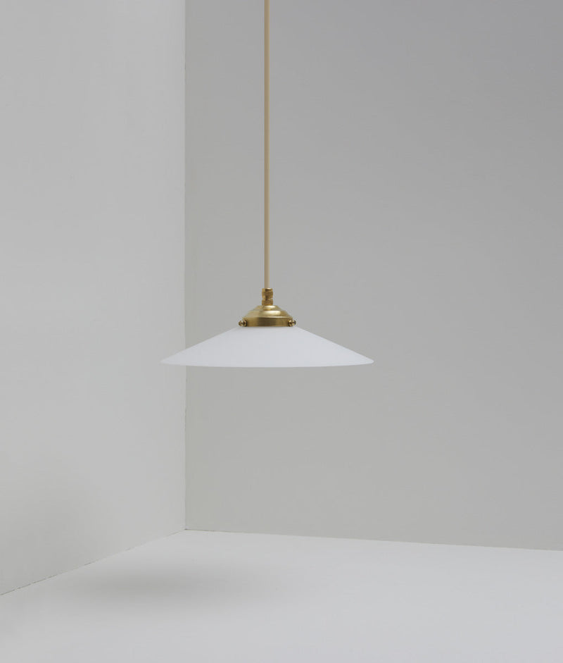 Suspension "Évasé" en opaline blanche mate, avec griffe de fixation en laiton, petit modèle, câble crème - La Quincaillerie moderne