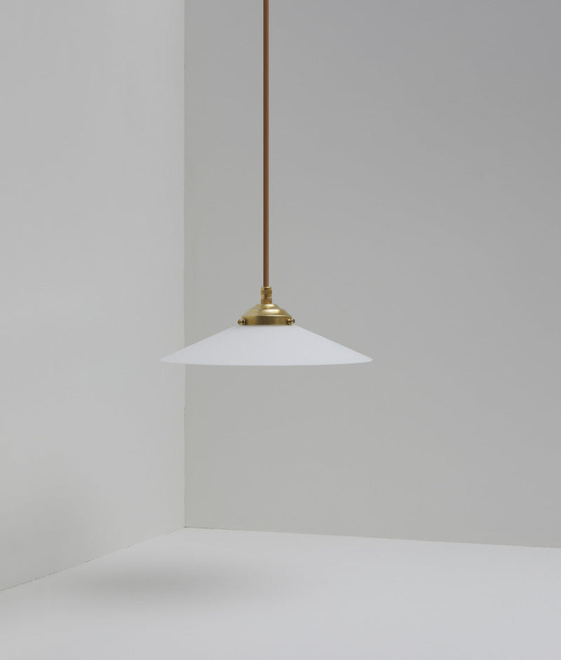 Suspension "Évasé" en opaline blanche mate, avec griffe de fixation en laiton, petit modèle, câble marron - La Quincaillerie moderne