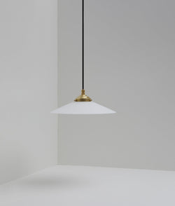 Suspension "Évasé" en opaline blanche mate, avec griffe de fixation en laiton, petit modèle, câble noir - La Quincaillerie moderne