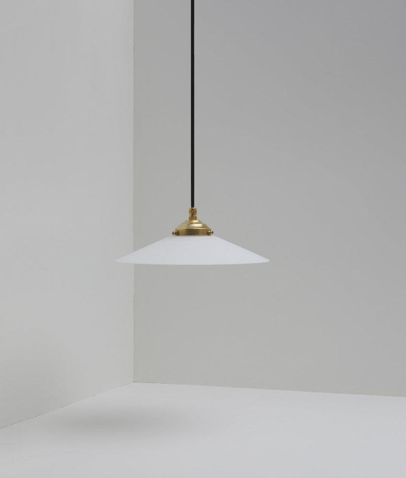 Suspension "Évasé" en opaline blanche mate, avec griffe de fixation en laiton, petit modèle, câble noir - La Quincaillerie moderne