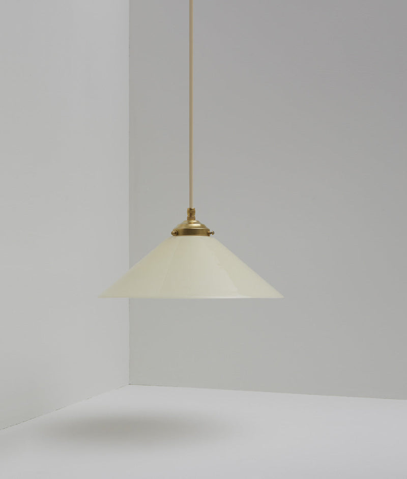  Suspension "Évasé" en opaline crème satinée, avec griffe de fixation en laiton, grand modèle, câble crème - La Quincaillerie moderne