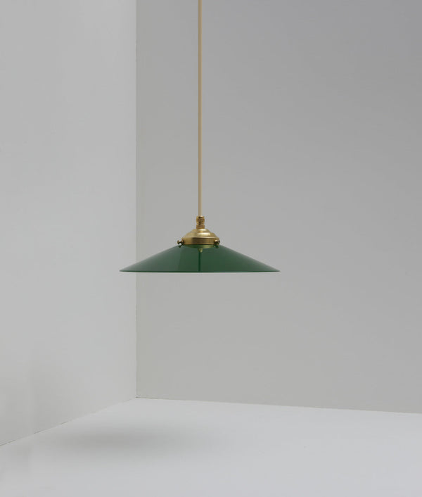 Suspension "Évasé" en opaline verte satinée, avec griffe de fixation en laiton, câble crème - La Quincaillerie moderne