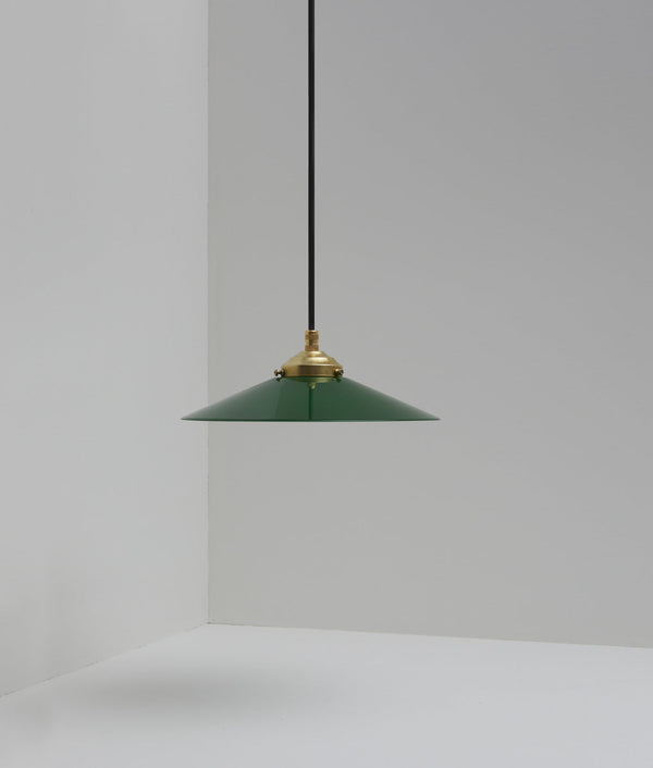 Suspension "Évasé" en opaline verte satinée, avec griffe de fixation en laiton, câble noir - La Quincaillerie moderne