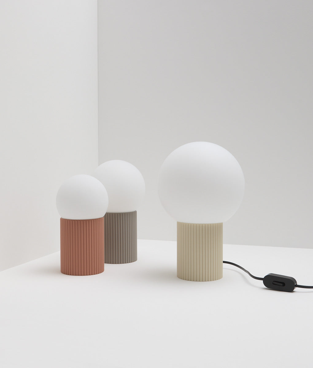 La Quincaillerie moderne - Lampe à poser "Colonnade" en bioplastique et verre opalin - Fabriqué en Europe et assemblé à Paris