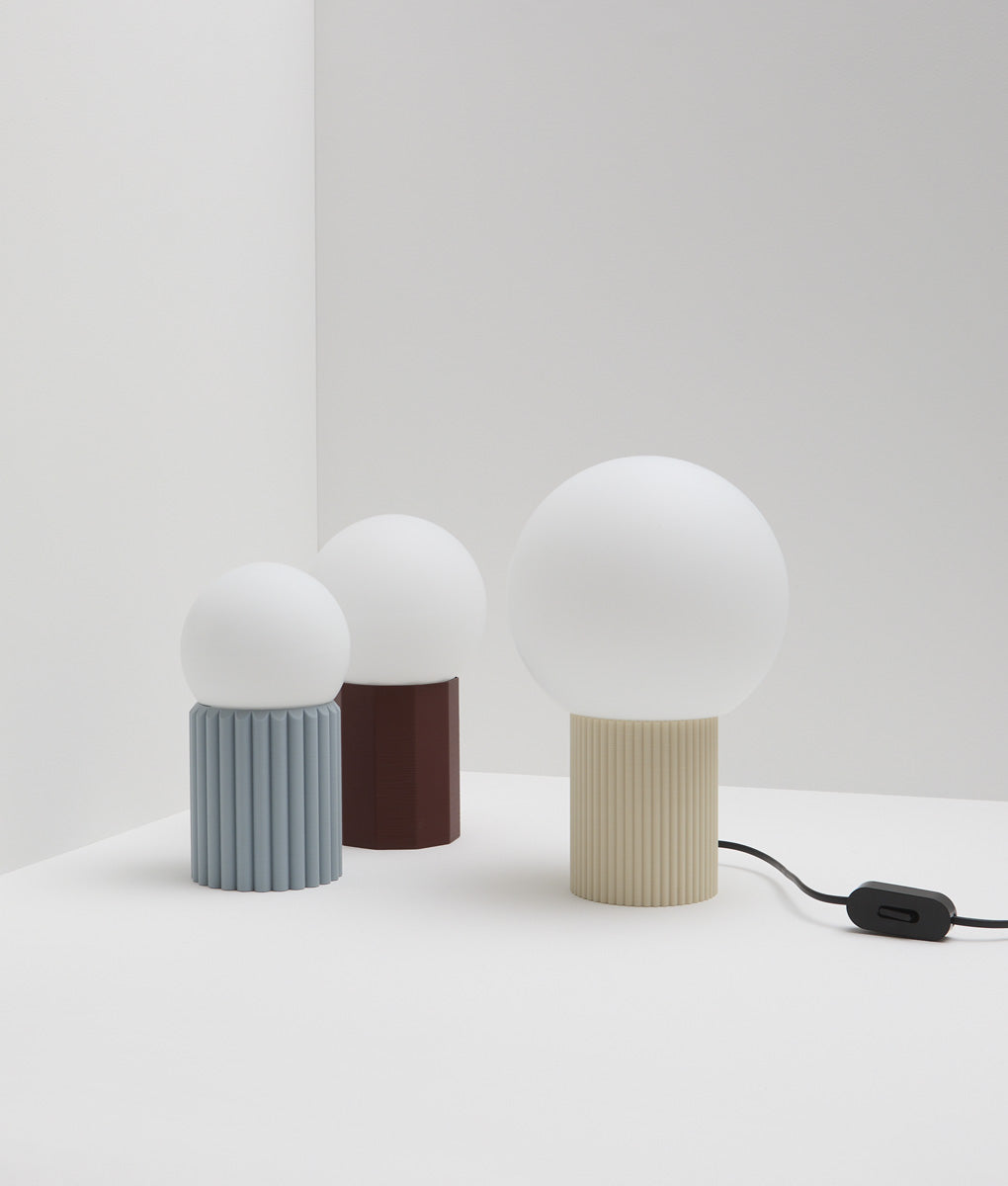 La Quincaillerie moderne - Lampe à poser "Colonnade" en bioplastique et verre opalin - Fabriqué en Europe et assemblé à Paris