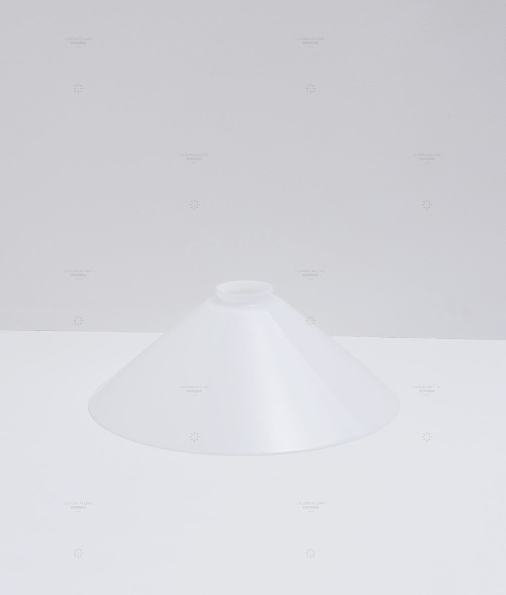 Verrerie conique en opaline avec col