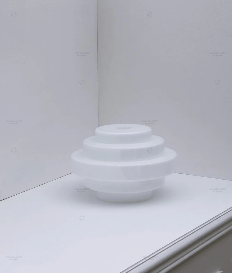 La Quincaillerie moderne - Verrerie opaline blanche "Escaliers" pour les collections "En cascade", "Coup de fil", "Bistro" et "Skyline"