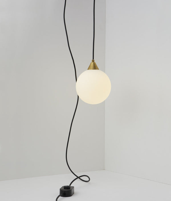 Baladeuse "Babel", grande verrerie boule en opaline, la Quincaillerie moderne