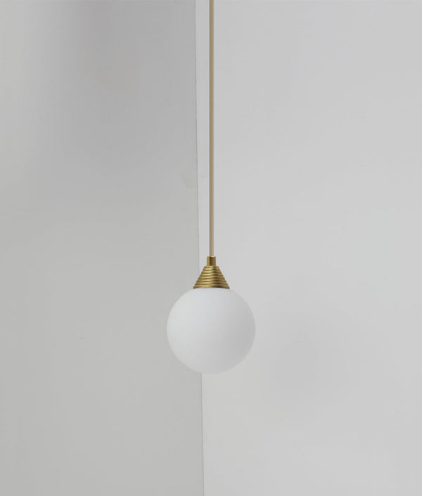 Suspension "Babel", verrerie boule en opaline, La Quincaillerie moderne