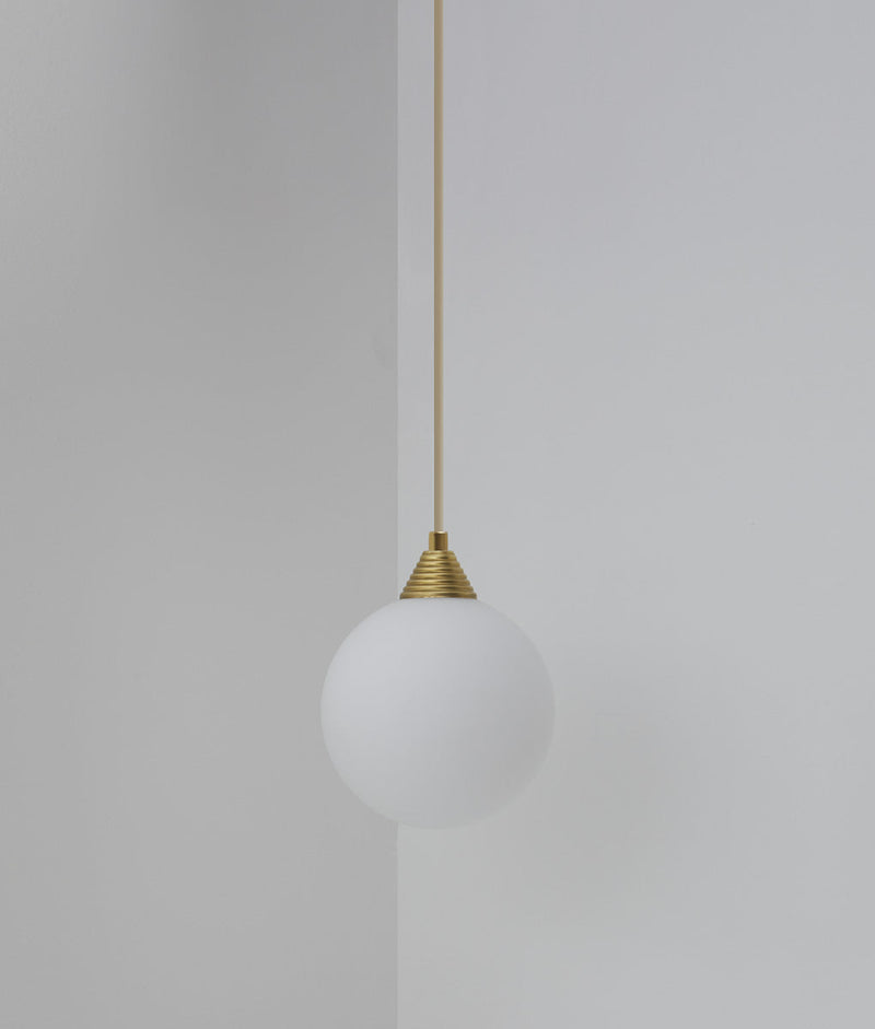 Suspension "Babel", grande verrerie boule en opaline, la Quincaillerie moderne