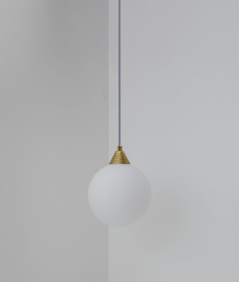 Suspension "Babel", grande verrerie boule en opaline, la Quincaillerie moderne