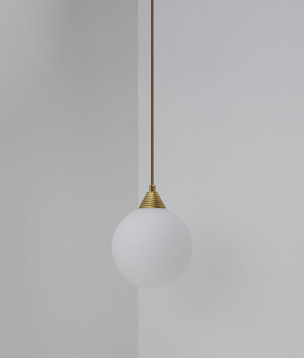 Suspension "Babel", grande verrerie boule en opaline, la Quincaillerie moderne