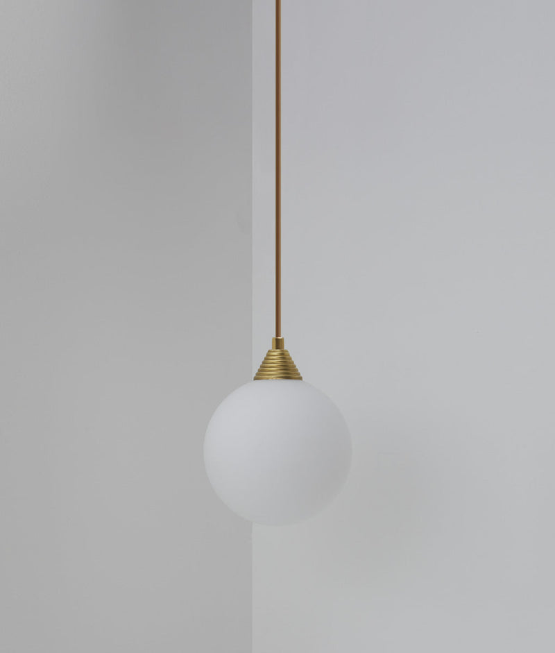 Suspension "Babel", grande verrerie boule en opaline, la Quincaillerie moderne