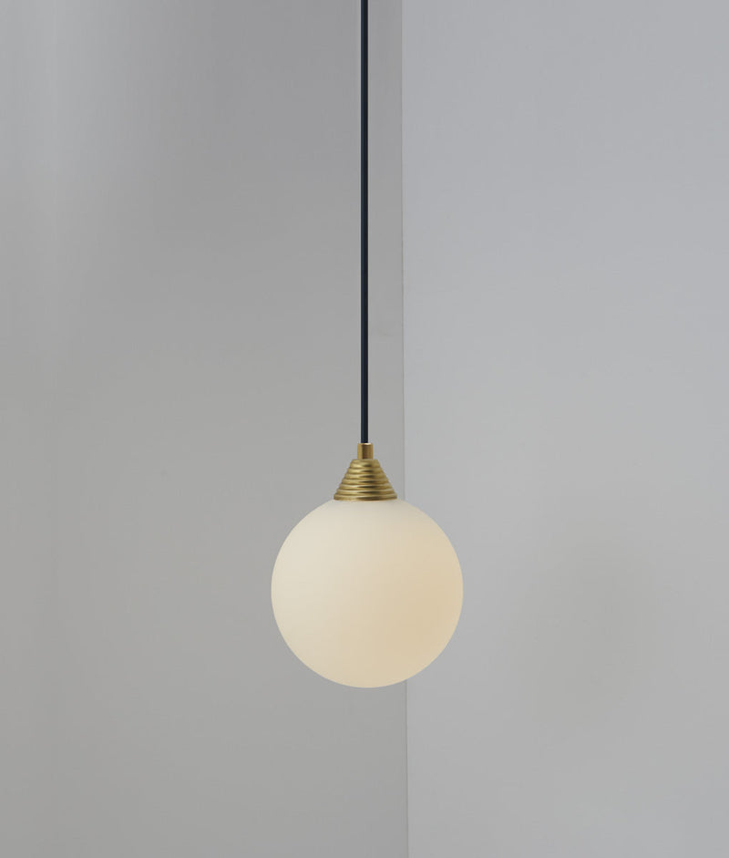 Suspension "Babel", grande verrerie boule en opaline, la Quincaillerie moderne