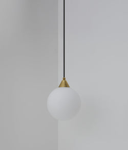 Suspension "Babel", grande verrerie boule en opaline, la Quincaillerie moderne