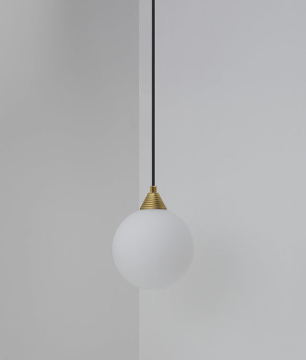 Suspension "Babel", grande verrerie boule en opaline, la Quincaillerie moderne