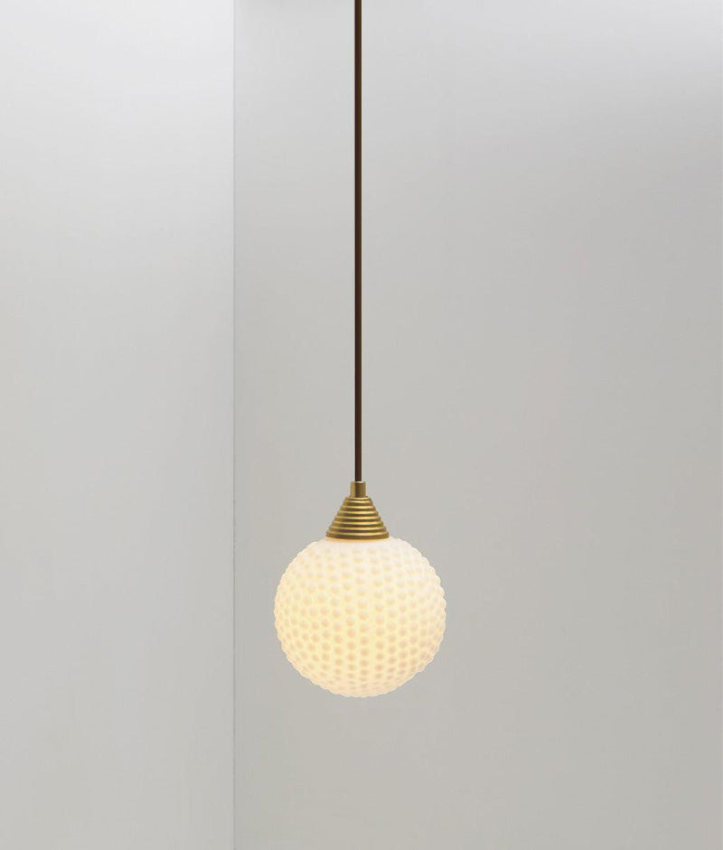 Suspension "Babel", verrerie boule bullée en opaline, la Quincaillerie moderne