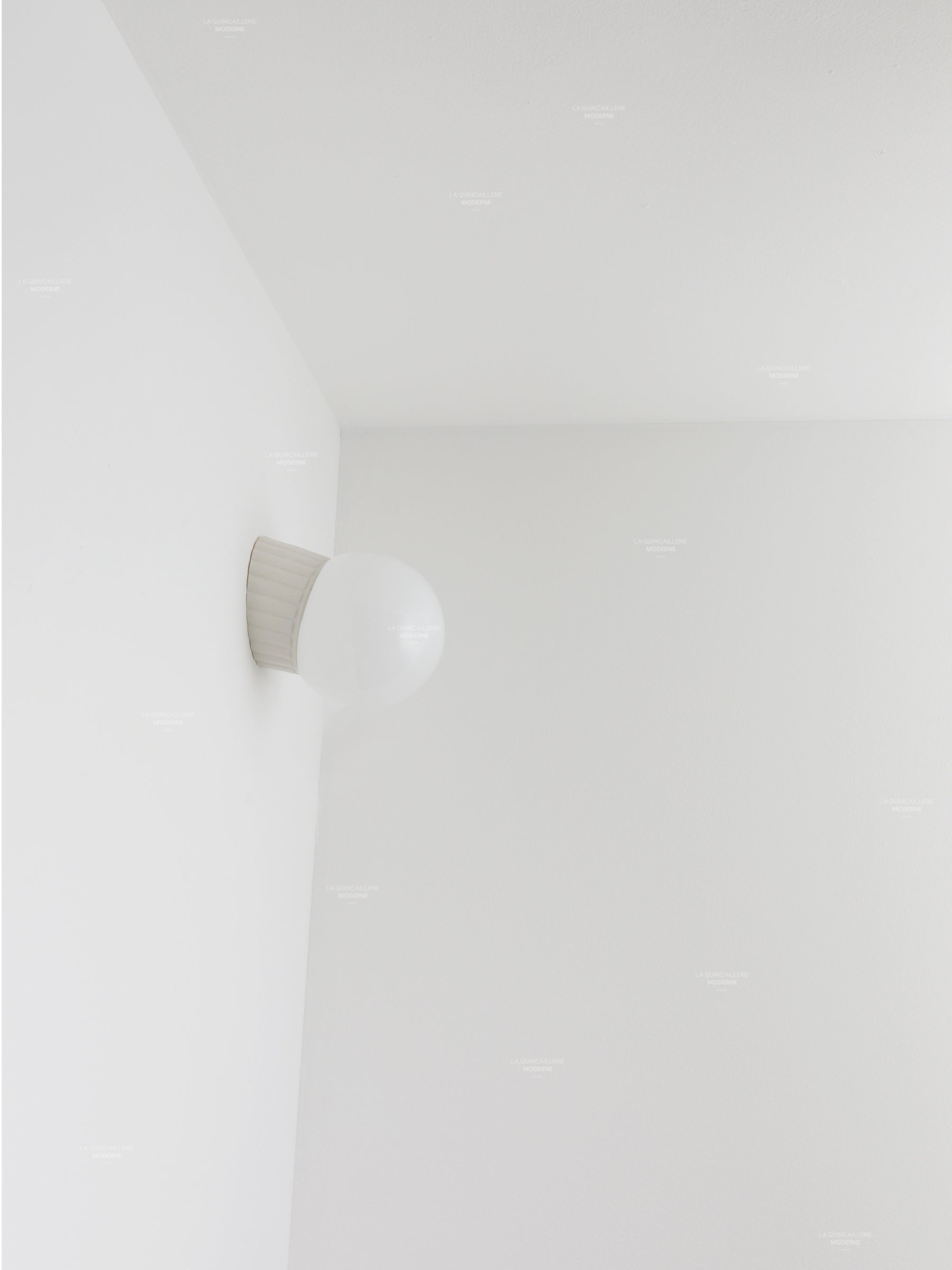 Applique "Grège" inclinée, globe en opaline, très petit modèle - ø 12,5 cm
