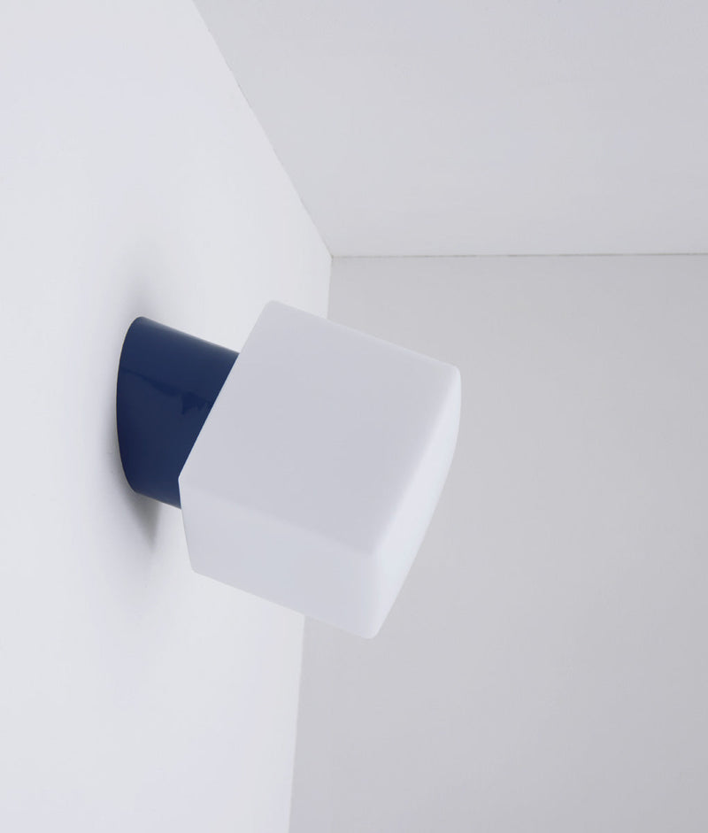 Applique inclinée en opaline "Bauhaus", base bleu de Prusse, verrerie cube mate