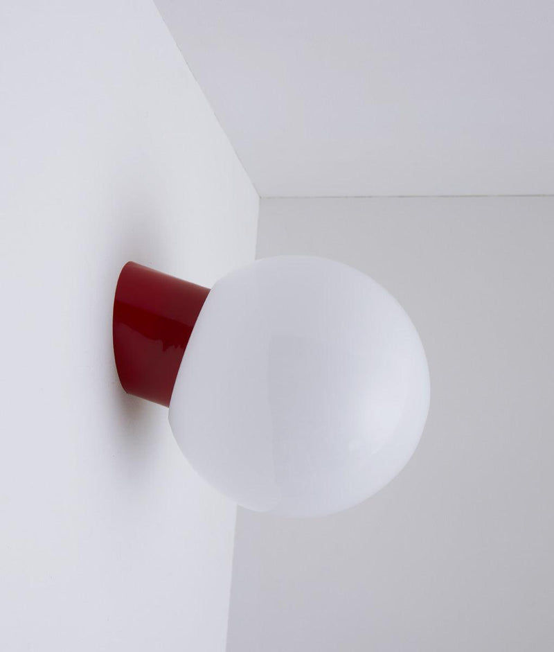Applique inclinée "Bauhaus" rouge coquelicot, verrerie boule, grand modèle