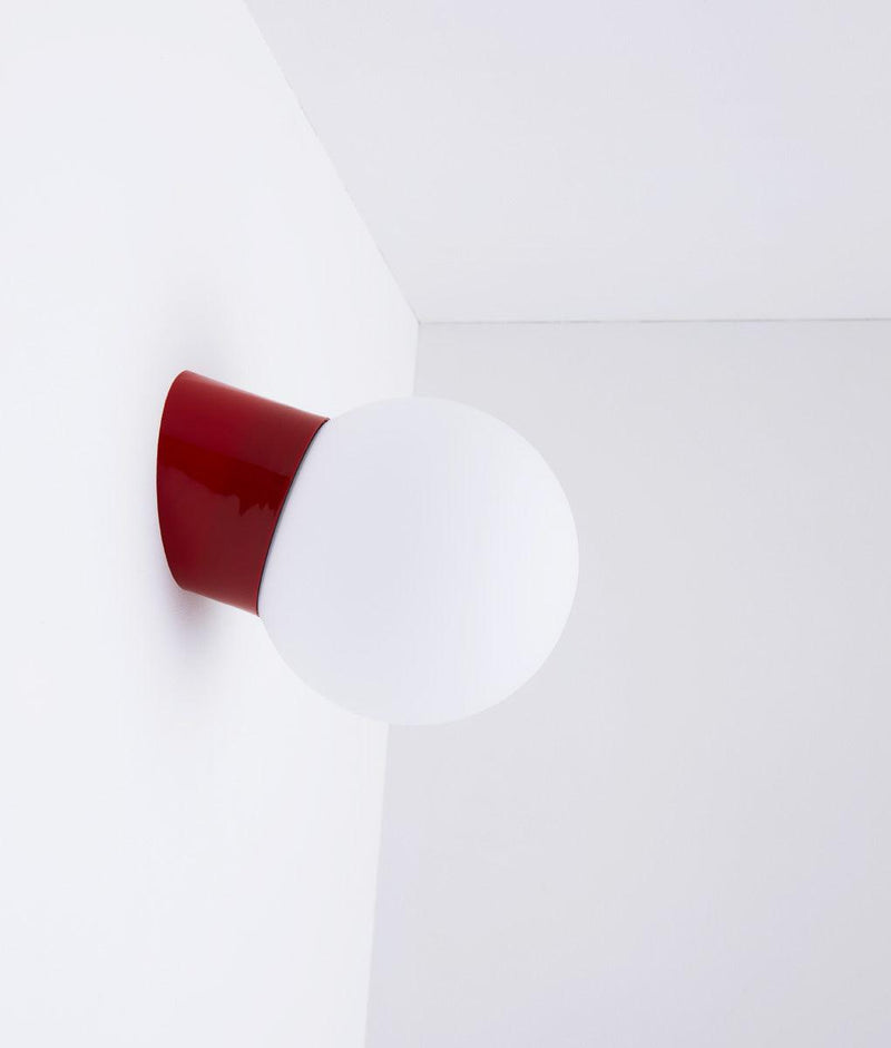 Applique inclinée "Bauhaus" rouge coquelicot, verrerie boule mate
