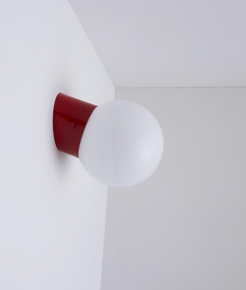 Applique plafonnier inclinée "Bauhaus" rouge coquelicot, verrerie opaline boule