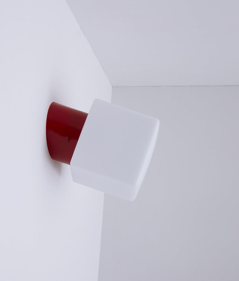 Applique inclinée en opaline "Bauhaus", base rouge coquelicot, verrerie cube mate