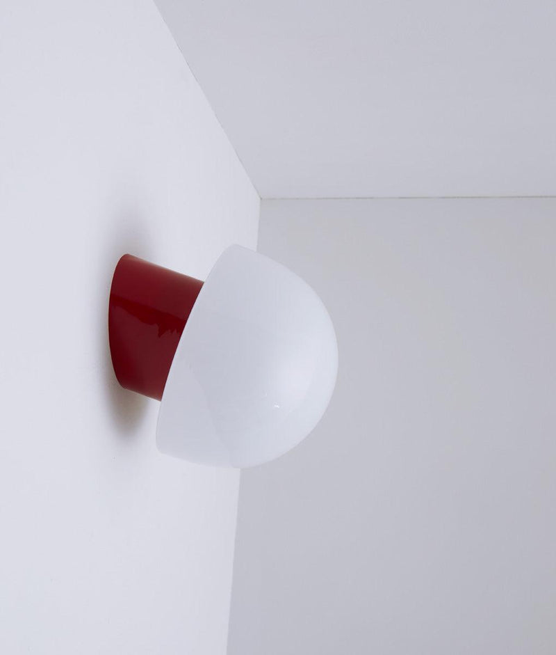 Applique "Bauhaus" inclinée rouge coquelicot, verrerie opaline champignon
