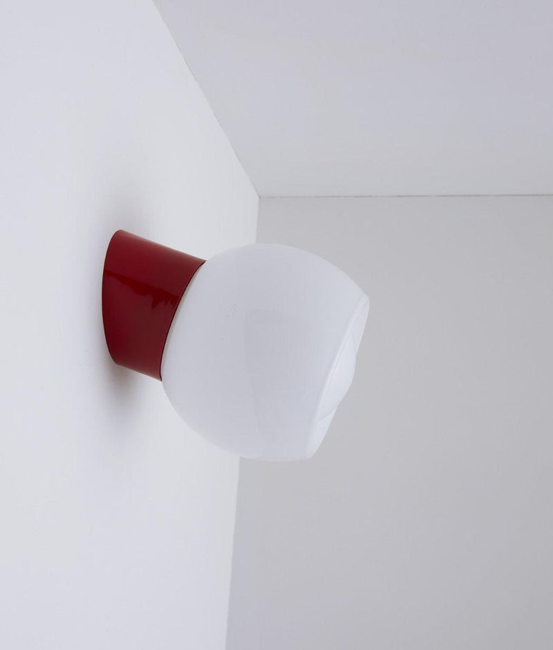 Applique "Bauhaus" inclinée rouge coquelicot, verrerie opaline corolle 