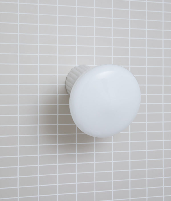 Applique inclinée en porcelaine industrielle "Grège", base à larges cannelures, verrerie "pointe" satinée
