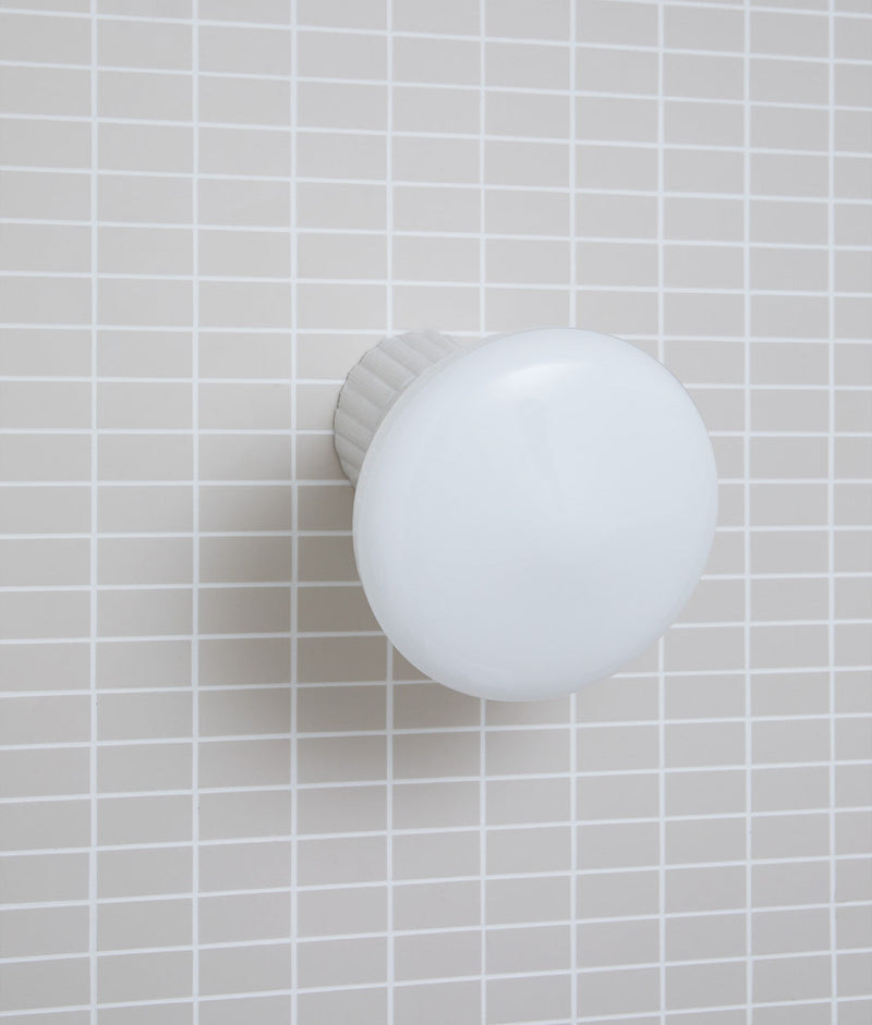 Applique inclinée en porcelaine industrielle "Grège", base à larges cannelures, verrerie "pointe" satinée