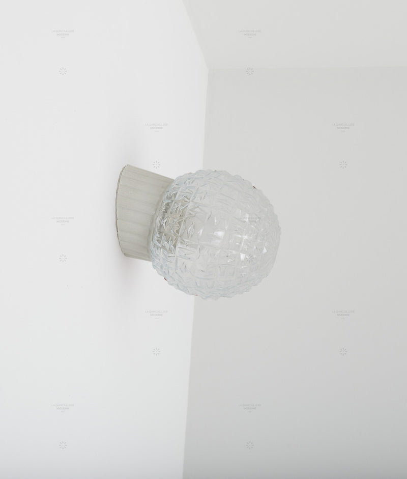 Applique inclinée en porcelaine "Alexanderplatz", base à larges cannelures, verrerie transparente, surface diamantée