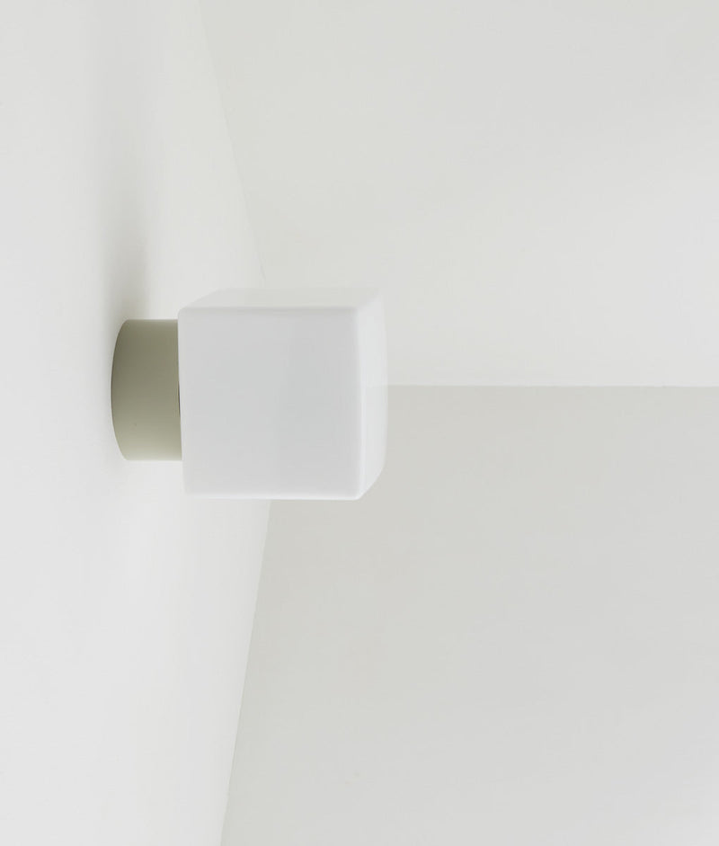 Applique en opaline  "Bauhaus", base gris perle, verrerie cube satinée