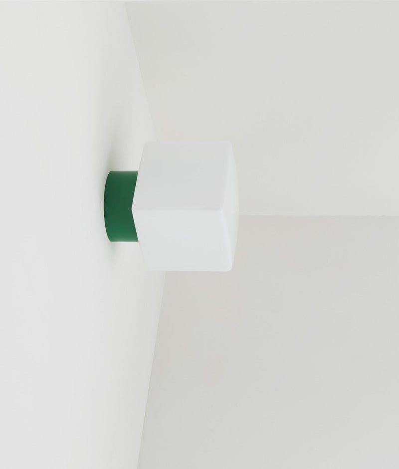 Applique en opaline  "Bauhaus", base vert prairie, verrerie cube satinée