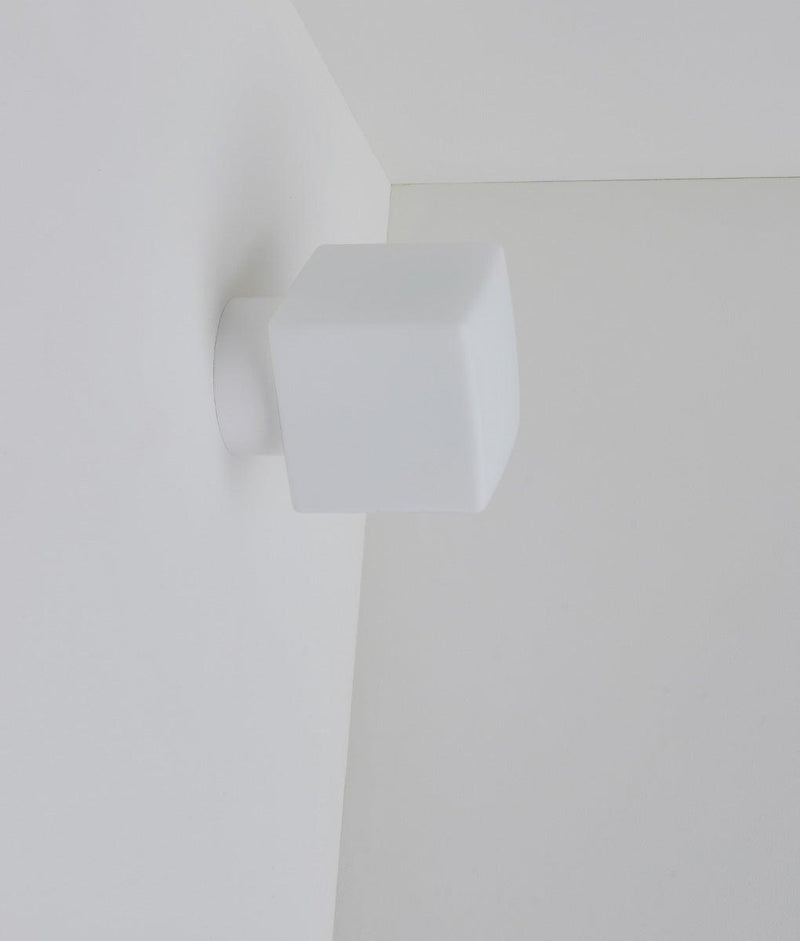 Applique en opaline "Bauhaus" , base blanche, verrerie cube mate