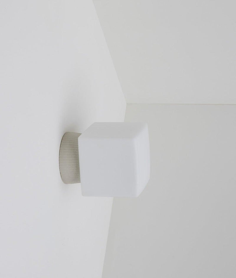 Applique "Au carré" mate, base droite en porcelaine cannelée
